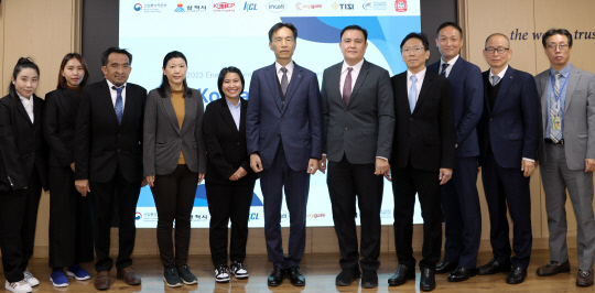 크리엥삭 웡프롬락 태국자동차협회장(좌로부터 일곱번째), 누아나파 차이수완 태국 표준청 표준개발과장(좌로부터 다섯번째) 등 태국 연수단이 20일 KCL 서초사옥을 방문해 조영태 KCL 원장(좌로부터 여섯번째)과 함께 기념촬영을 하고 있다. <KCL>